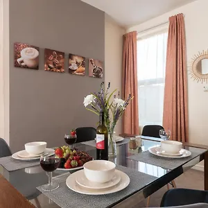 Holiday home 3 Bedroom-5 Beds Newland Ave King's Palace Leisure-contractor-heart Of Hull Amenities, Kingston upon Hull