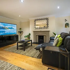 Holiday home Pass The Keys Fab Townhouse Near Queens With Huge Tv & Recliners