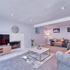 Apartment The Stylish Gem Of - Football Table - Sleeps 10