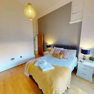 Apartment Land Of Ginger Apartment-sleeps 2- Free Parking, Kingston upon Hull